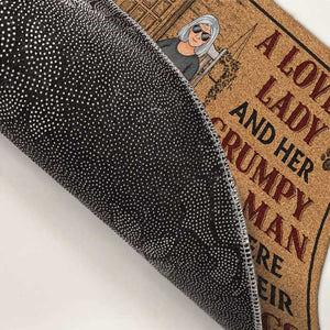 Une charmante dame et son vieil homme grincheux vivent ici avec leurs chiens fous - Tapis décoratif personnalisé pour couple - Cadeau pour couples, propriétaires d'animaux, amoureux des animaux