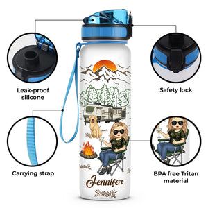 Une fille, ses chiens et son camping-car - Bouteille d'eau personnalisée avec suivi - Cadeau pour les amateurs de camping, les propriétaires d'animaux et les amoureux des animaux