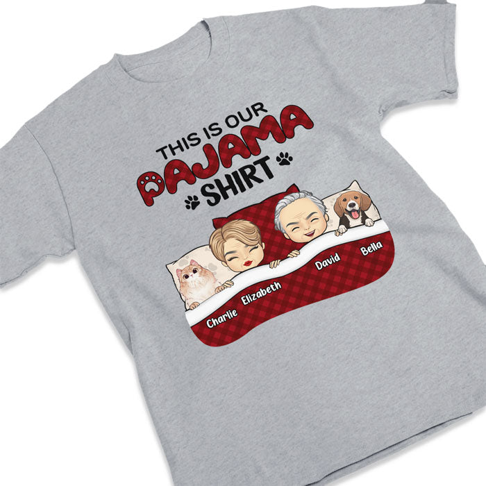 T-shirt unisexe personnalisé « This Is Our Pajama » - Cadeau pour couples, propriétaires d'animaux et amoureux des animaux