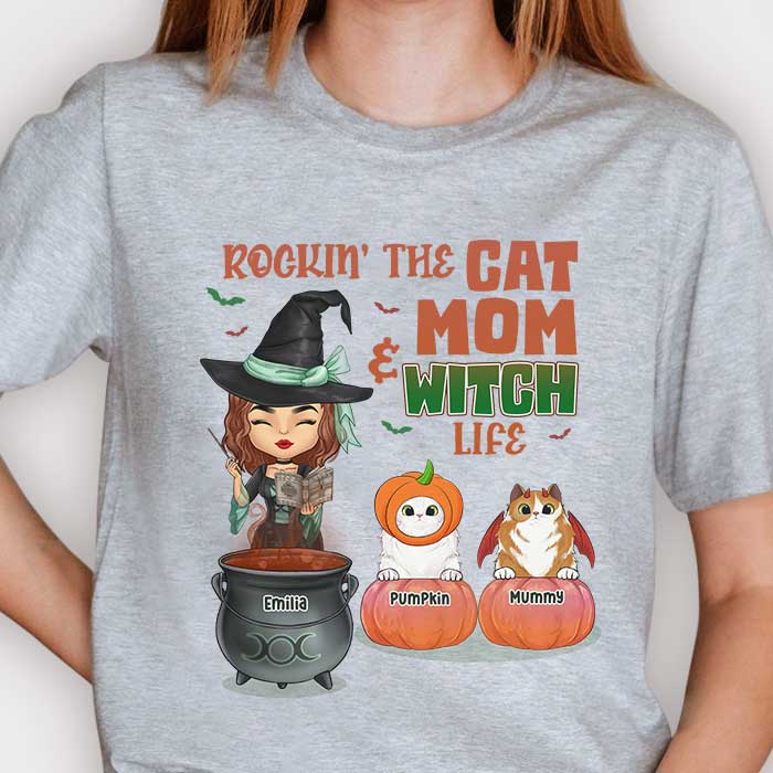 Rockin' The Cat Mom And Witch Life - T-shirt unisexe personnalisé, sweat à capuche, sweat-shirt - Cadeau pour sorcières, cadeau pour amoureux des animaux, cadeau d'Halloween