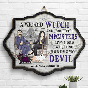 Méchante sorcière, petits monstres, beau diable, vivez ici ! Panneau en bois personnalisé en forme de sorcière ! Cadeau pour couple, mari et femme, cadeau pour amoureux des animaux, cadeau d'Halloween