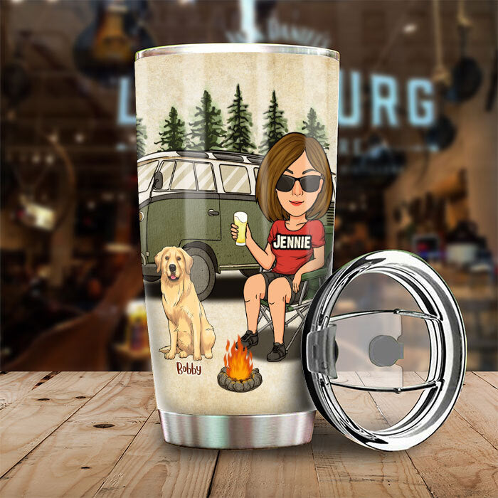Une femme aime le camping et les chiens - Gobelet personnalisé - Cadeau pour les amoureux du camping et des animaux