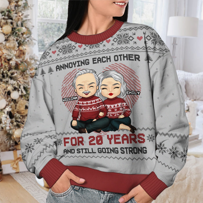 Couple agaçant depuis des années - Sweat-shirt de Noël unisexe personnalisé et moche, sweat-shirt en laine, sweat-shirt imprimé intégral - Cadeau pour couple, mari et femme, anniversaire, fiançailles, mariage, cadeau de mariage, cadeau de Noël
