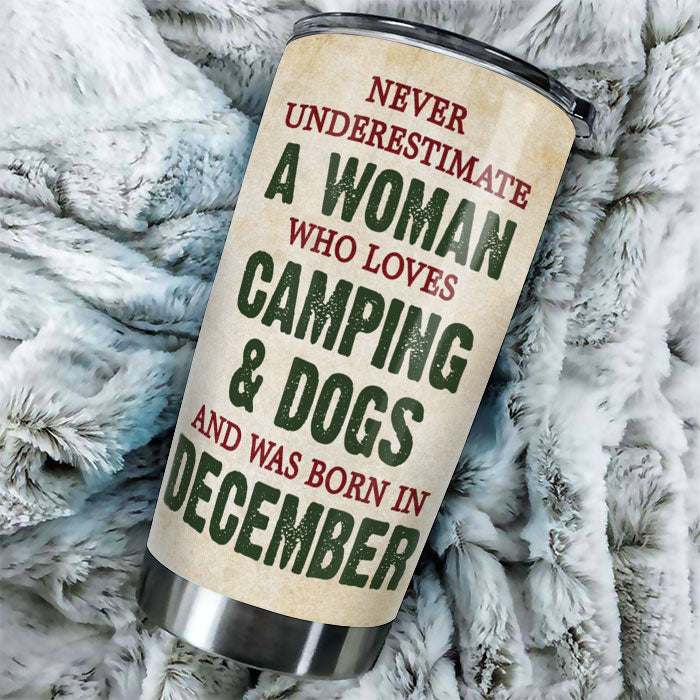 Une femme aime le camping et les chiens - Gobelet personnalisé - Cadeau pour les amoureux du camping et des animaux