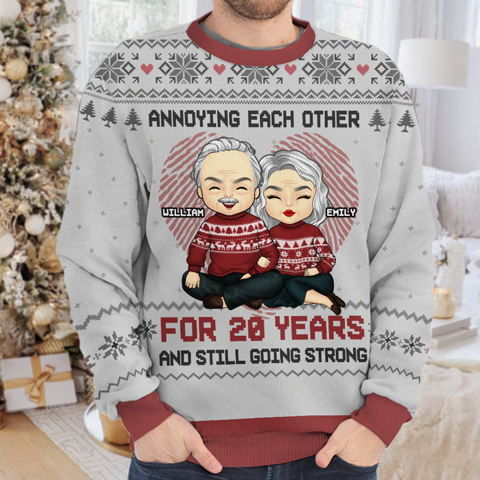 Couple agaçant depuis des années - Sweat-shirt de Noël unisexe personnalisé et moche, sweat-shirt en laine, sweat-shirt imprimé intégral - Cadeau pour couple, mari et femme, anniversaire, fiançailles, mariage, cadeau de mariage, cadeau de Noël