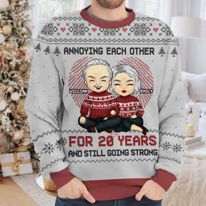 Couple agaçant depuis des années - Sweat-shirt de Noël unisexe personnalisé et moche, sweat-shirt en laine, sweat-shirt imprimé intégral - Cadeau pour couple, mari et femme, anniversaire, fiançailles, mariage, cadeau de mariage, cadeau de Noël