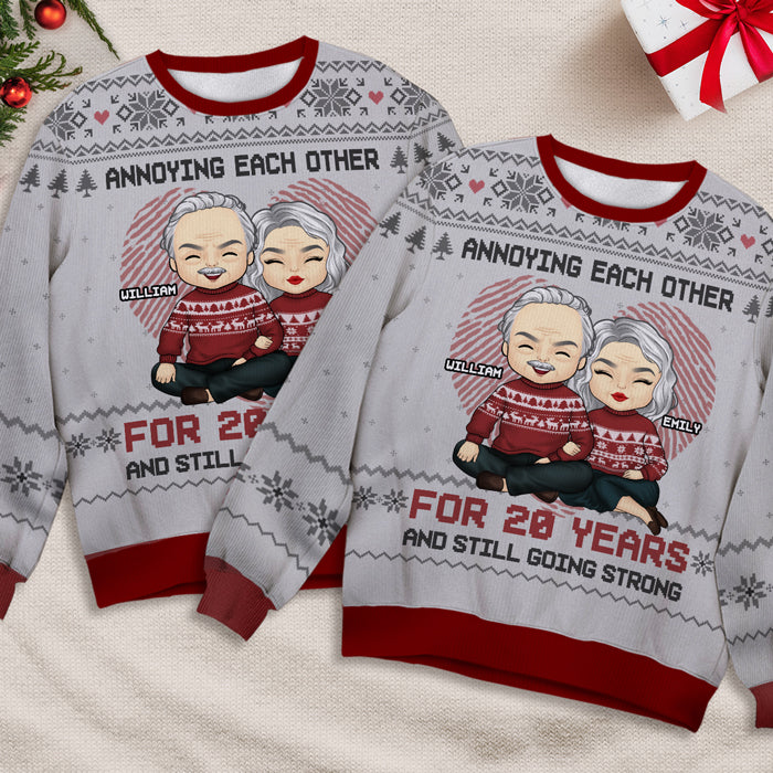 Couple agaçant depuis des années - Sweat-shirt de Noël unisexe personnalisé et moche, sweat-shirt en laine, sweat-shirt imprimé intégral - Cadeau pour couple, mari et femme, anniversaire, fiançailles, mariage, cadeau de mariage, cadeau de Noël