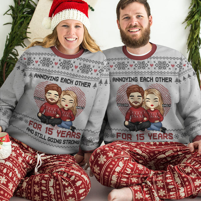 Couple agaçant depuis des années - Sweat-shirt de Noël unisexe personnalisé et moche, sweat-shirt en laine, sweat-shirt imprimé intégral - Cadeau pour couple, mari et femme, anniversaire, fiançailles, mariage, cadeau de mariage, cadeau de Noël