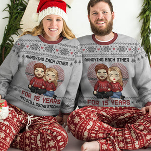 Couple agaçant depuis des années - Sweat-shirt de Noël unisexe personnalisé et moche, sweat-shirt en laine, sweat-shirt imprimé intégral - Cadeau pour couple, mari et femme, anniversaire, fiançailles, mariage, cadeau de mariage, cadeau de Noël