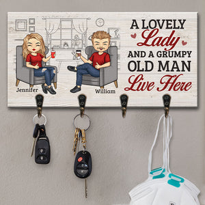 Une charmante dame et un vieil homme grincheux vivent ici - Porte-clés personnalisé, porte-clés - Cadeaux d'anniversaire, cadeau pour couples, mari et femme