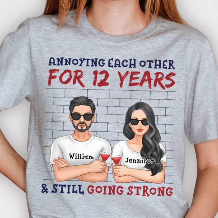Nous nous ennuyons les uns les autres depuis des décennies et maintenant tout va toujours bien - Cadeau pour couples, mari femme, t-shirt unisexe personnalisé, sweat à capuche