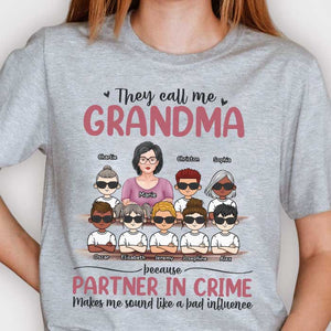 Elle m'appelle grand-mère parce que mon partenaire me fait passer pour une mauvaise personne - Cadeau pour grand-mère, t-shirt unisexe personnalisé, sweat à capuche