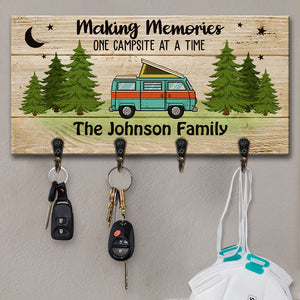 Un camping à la fois - Porte-clés personnalisé, porte-clés - Cadeau pour les amateurs de camping