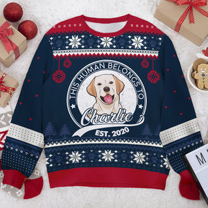 Cet humain appartient à - Sweat-shirt de Noël unisexe personnalisé, sweat-shirt en laine, sweat-shirt imprimé intégral - Télécharger une image, cadeau pour les amoureux des chiens, amoureux des animaux, cadeau de Noël