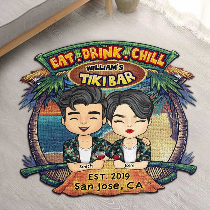 Tapis décoratif personnalisé « Tiki Bar Eat Drink Chill » – Cadeau pour couple, mari et femme 