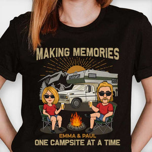 Créer des souvenirs un camping à la fois - T-shirt unisexe personnalisé, sweat à capuche, sweat-shirt - Cadeau pour couple, mari, femme, anniversaire, fiançailles, mariage, mariage, cadeau de camping