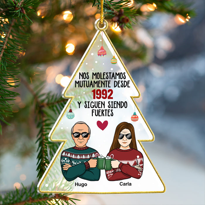 Nous nous moquons mutuellement et continuons à être forts - Décoration de Noël personnalisée en acrylique en forme de sapin de Noël - Cadeau pour couple, mari et femme, anniversaire, fiançailles, mariage, cadeau de mariage, cadeau de Noël