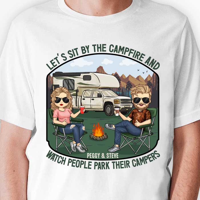Asseyons-nous près du feu de camp - T-shirt unisexe personnalisé, sweat à capuche, sweat-shirt - Cadeau pour couple, mari et femme, anniversaire, fiançailles, mariage, mariage, cadeau de camping