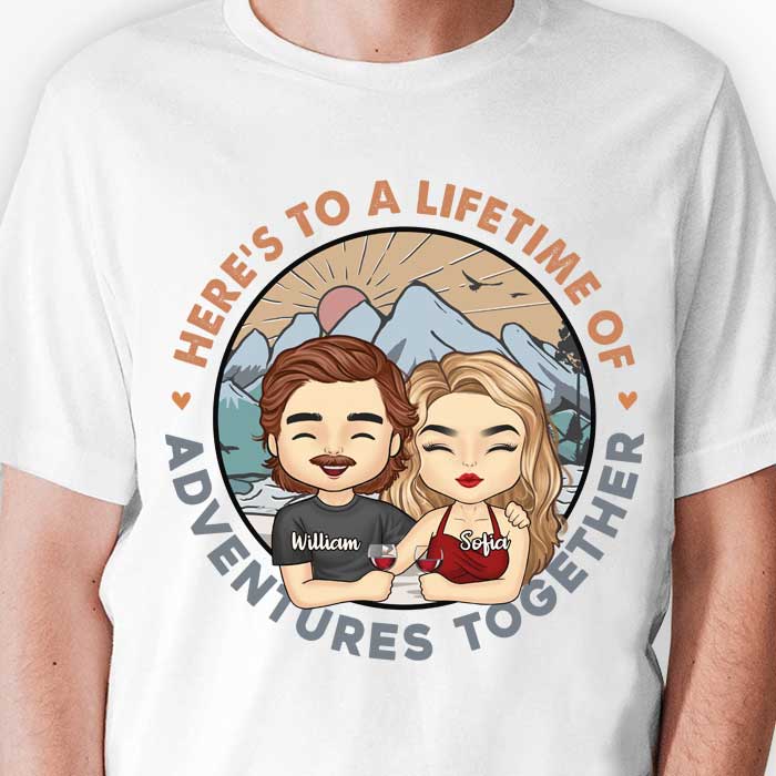 Voici une vie d'aventures - T-shirt unisexe personnalisé, sweat à capuche, sweat-shirt - Cadeau pour couple, mari, femme, anniversaire, fiançailles, mariage, mariage, cadeau de camping