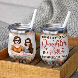 Derrière chaque fille folle se cache une mère qui l'a rendue ainsi - Cadeau pour maman, grand-mère - Verre à vin personnalisé 
