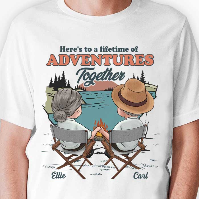 Voici une vie d'aventures ensemble - T-shirt unisexe personnalisé, sweat à capuche, sweat-shirt - Cadeau pour couple, mari femme, anniversaire, fiançailles, mariage, mariage, cadeau de camping