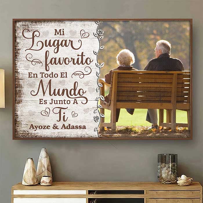 Mi Lugar Favorito Es Junto A Ti - Subir Imagen, Regalo Para Parejas, Marido Y Mujer - Personalized Horizontal Poster Spanish.