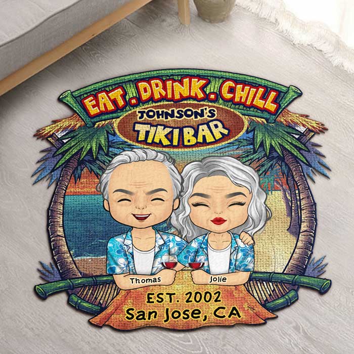 Tapis décoratif personnalisé « Tiki Bar Eat Drink Chill » – Cadeau pour couple, mari et femme 