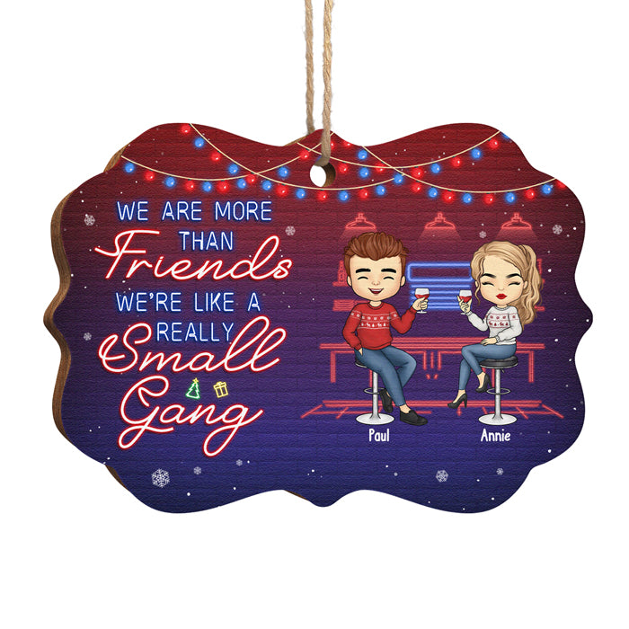 Nous sommes Sage et Hood et souhaitons qu'un Mufuka le fasse - Ornement personnalisé Bestie - Forme Benelux en bois - Cadeau de Noël pour les meilleurs amis, BFF, sœurs