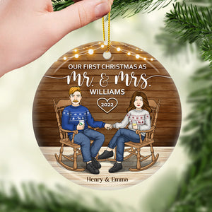 Notre premier Noël en tant que M. et Mme - Décoration de Noël ronde personnalisée en céramique - Cadeau pour couple, mari et femme, anniversaire, fiançailles, mariage, cadeau de mariage, cadeau de Noël