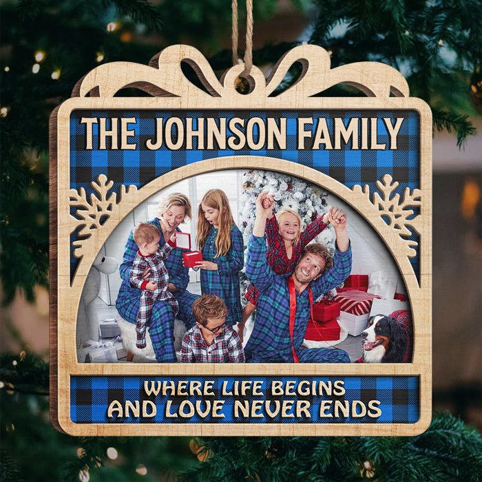 Cet amour ne finit jamais - Décoration de Noël personnalisée en bois en forme de boîte-cadeau - Télécharger une image, cadeau pour la famille, cadeau de Noël