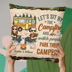 Asseyons-nous près du feu de camp - Cadeau pour couples en camping, oreiller personnalisé (insert inclus)