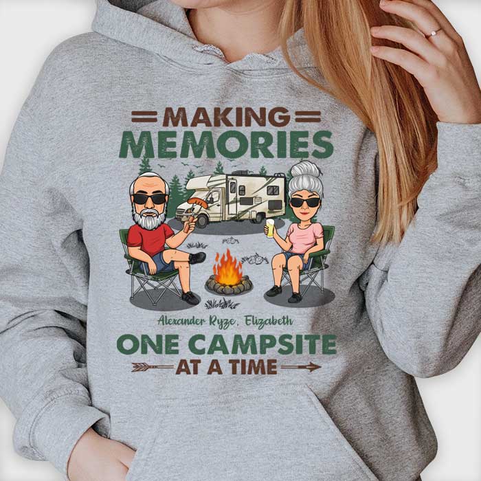 Asseyons-nous près du feu de camp - T-shirt unisexe personnalisé, sweat à capuche - Cadeau pour meilleur ami, cadeau pour les amateurs de camping