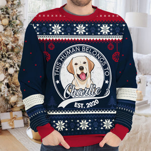 Cet humain appartient à - Sweat-shirt de Noël unisexe personnalisé, sweat-shirt en laine, sweat-shirt imprimé intégral - Télécharger une image, cadeau pour les amoureux des chiens, amoureux des animaux, cadeau de Noël