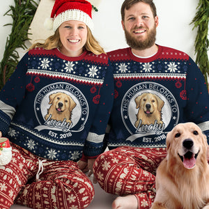 Cet humain appartient à - Sweat-shirt de Noël unisexe personnalisé, sweat-shirt en laine, sweat-shirt imprimé intégral - Télécharger une image, cadeau pour les amoureux des chiens, amoureux des animaux, cadeau de Noël