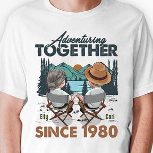 Mari et femme à l'aventure ensemble depuis des années - T-shirt unisexe personnalisé, sweat à capuche, sweat-shirt - Cadeau pour couple, mari et femme, anniversaire, fiançailles, mariage, mariage, cadeau de camping