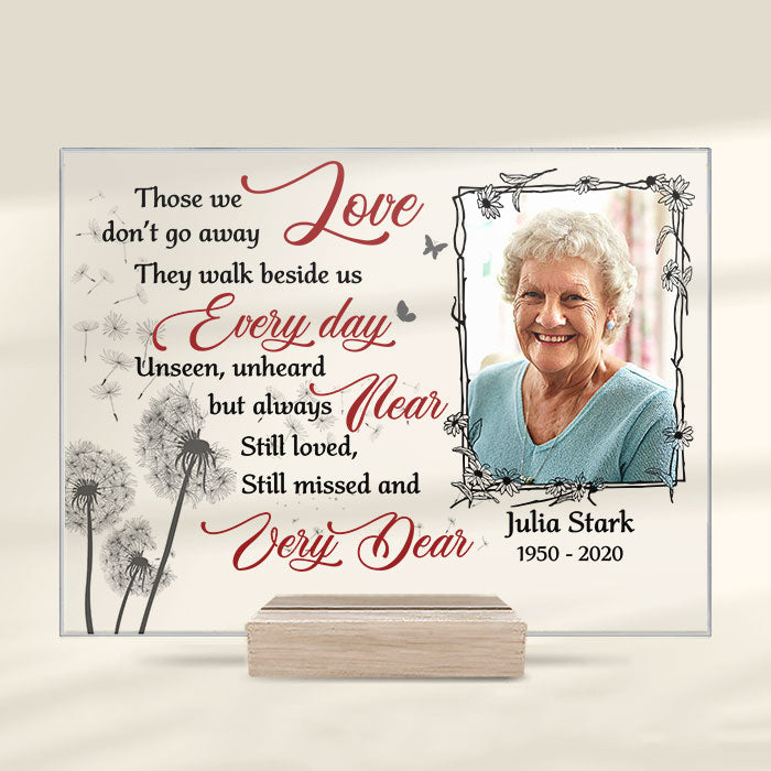 Ceux que nous aimons ne s'en vont pas - Plaque acrylique personnalisée - Télécharger une image, un cadeau commémoratif, un cadeau de condoléances