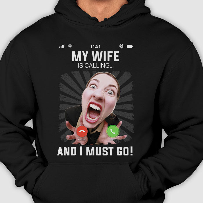 Ma femme m'appelle et je dois y aller - Cadeau pour la fête des pères, cadeau pour mari - T-shirt unisexe personnalisé, sweat à capuche