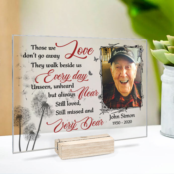 Ceux que nous aimons ne s'en vont pas - Plaque acrylique personnalisée - Télécharger une image, un cadeau commémoratif, un cadeau de condoléances