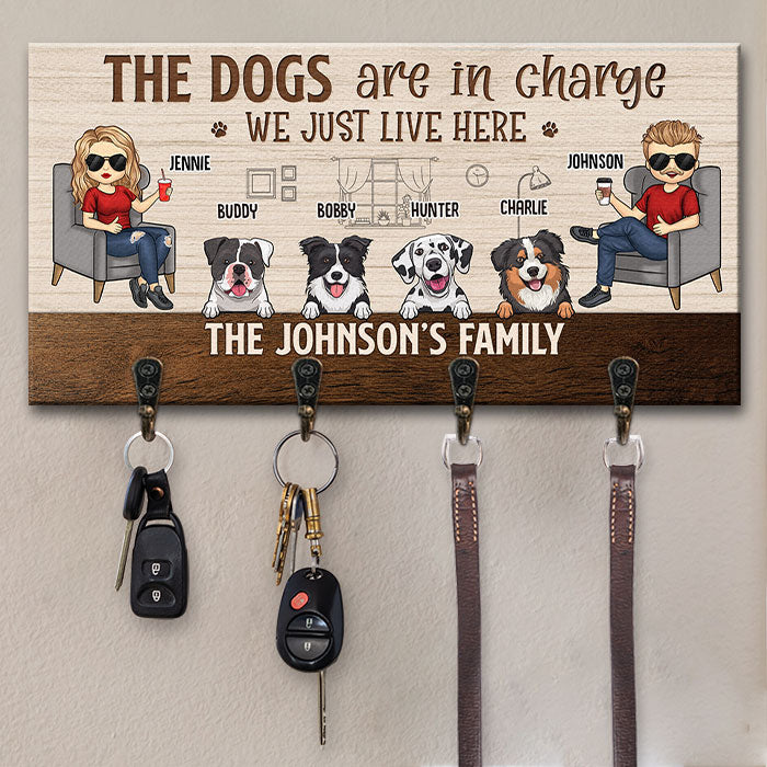 Les chiens sont aux commandes, nous vivons simplement ici - Porte-clés personnalisé, porte-clés - Cadeau pour couples, mari et femme
