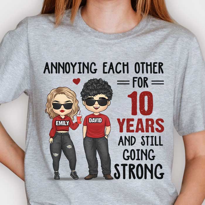 Ennuyeux depuis des années et toujours aussi fort - Cadeaux d'anniversaire, cadeau pour couples, t-shirt unisexe personnalisé