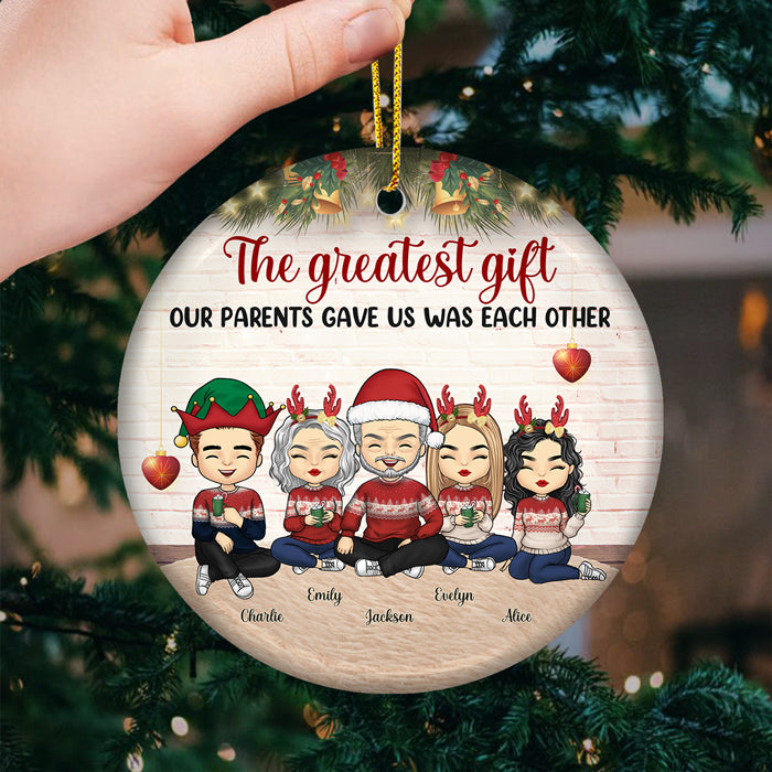 Tous les cœurs rentrent à la maison pour Noël - Ornement personnalisé pour la famille - Forme ronde en céramique - Cadeau de Noël pour les membres de la famille