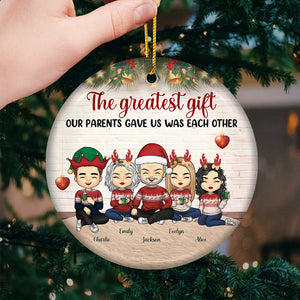 Tous les cœurs rentrent à la maison pour Noël - Ornement personnalisé pour la famille - Forme ronde en céramique - Cadeau de Noël pour les membres de la famille