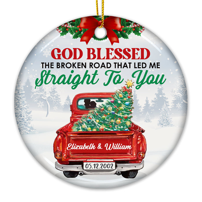 Que Dieu bénisse la route brisée qui m'a conduit directement à toi - Décoration de Noël ronde personnalisée en céramique - Cadeau pour couple, mari et femme, anniversaire, fiançailles, mariage, cadeau de mariage, cadeau de Noël