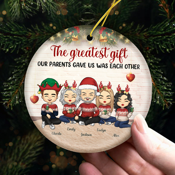Tous les cœurs rentrent à la maison pour Noël - Ornement personnalisé pour la famille - Forme ronde en céramique - Cadeau de Noël pour les membres de la famille