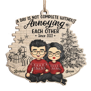 Une journée n'est pas complète sans s'embêter mutuellement - Ornement personnalisé pour couple - Forme unique en bois - Cadeau de Noël pour mari et femme, anniversaire