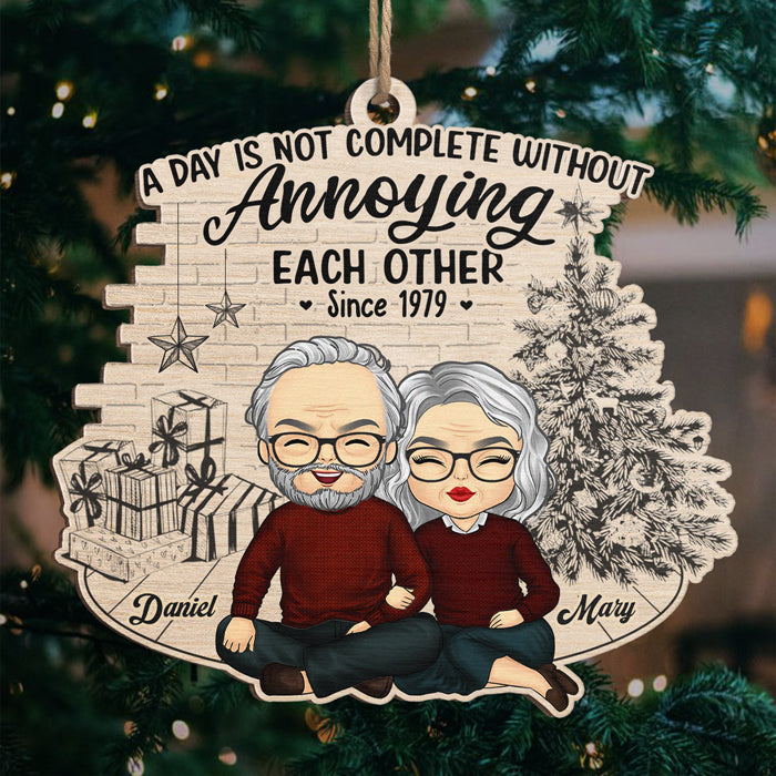 Une journée n'est pas complète sans s'embêter mutuellement - Ornement personnalisé pour couple - Forme unique en bois - Cadeau de Noël pour mari et femme, anniversaire
