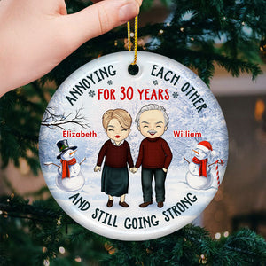 Ennuyeux depuis de nombreuses années et toujours aussi fort - Décoration de Noël ronde en céramique personnalisée - Cadeau pour couple, mari et femme, anniversaire, fiançailles, mariage, cadeau de mariage, cadeau de Noël