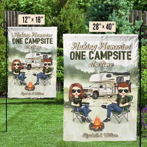 Créer des souvenirs, un camping à la fois - Drapeau personnalisé pour couple - Cadeau pour mari, femme, anniversaire, amoureux du camping