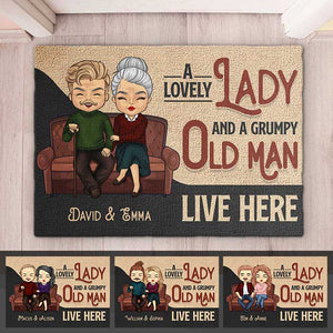 Une charmante dame et un vieil homme grincheux - Tapis décoratif personnalisé - Cadeaux d'anniversaire, cadeau pour couples, mari et femme