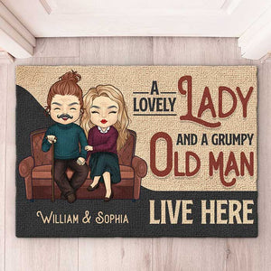 Une charmante dame et un vieil homme grincheux - Tapis décoratif personnalisé - Cadeaux d'anniversaire, cadeau pour couples, mari et femme